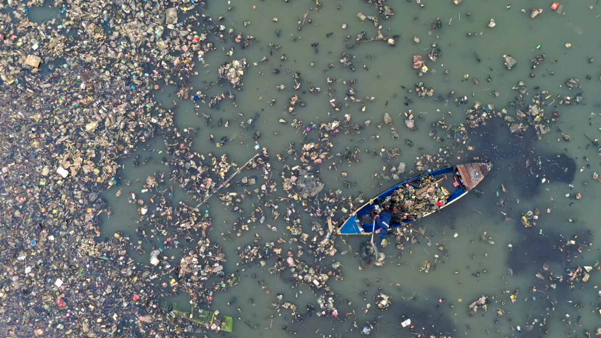 Ocean clean-up project against plastic pollution, highlighting efforts to combat the environmental impact of plastic waste in marine ecosystems.